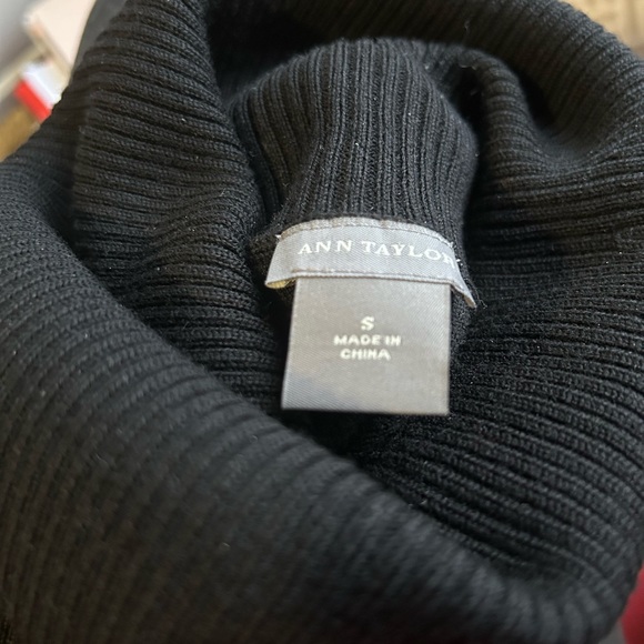 Ann Taylor black ribbed turtle neck sweater size small S - Picture 3 of 3